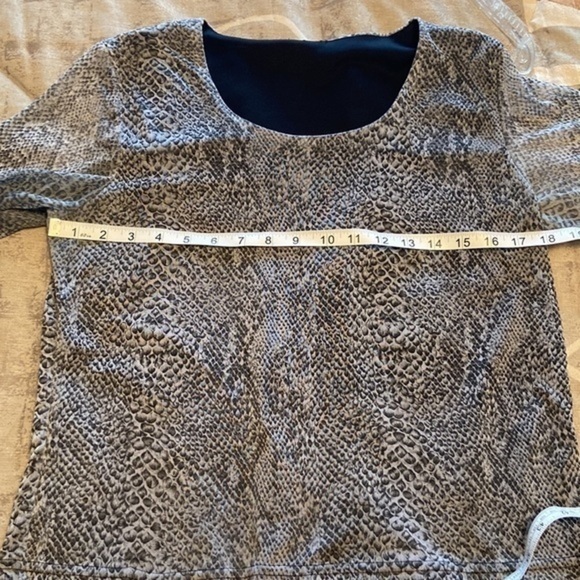 🔥3-$10🔥 Scoop neck top with sheer sleeves - Picture 6 of 8